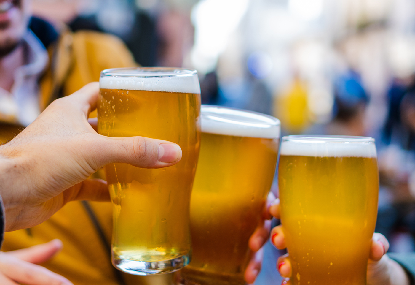 ビールで乾杯するようす